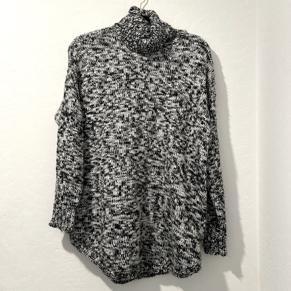 Turtle neck knit sweater